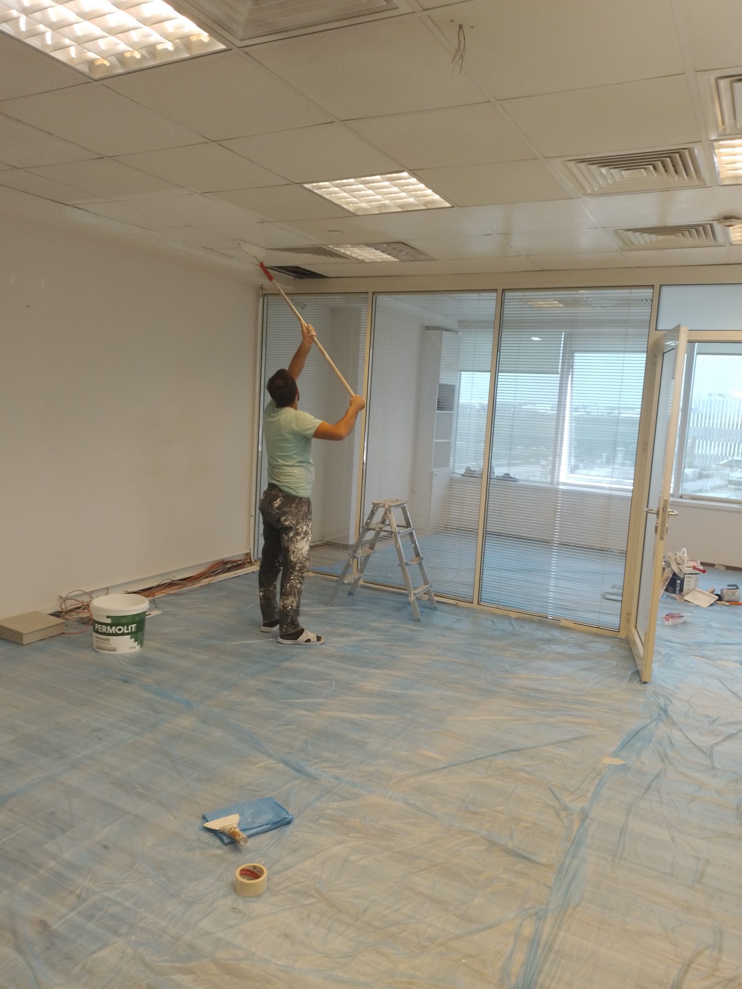 Modern salon tasarımı - minimalist beyaz ve gri tonlarda şık oturma odası dekorasyonu