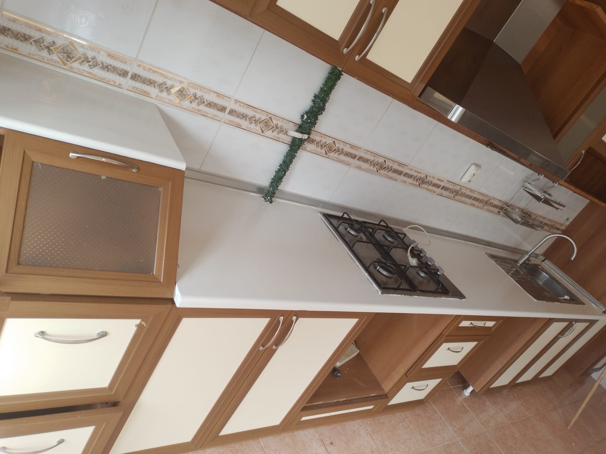 Mutfak yenileme projesi - modern beyaz mutfak dolabı ve mermer tezgah uygulaması